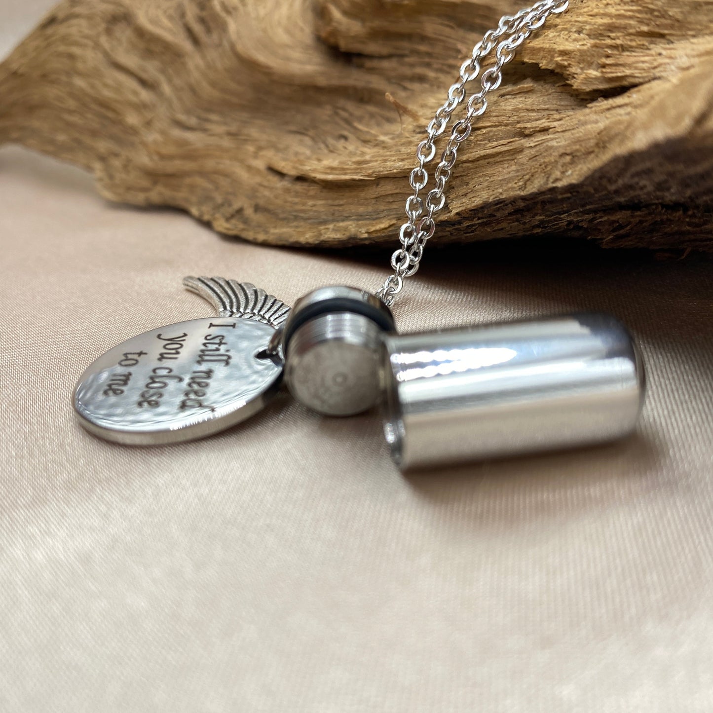 Openable cremation necklace for ashes