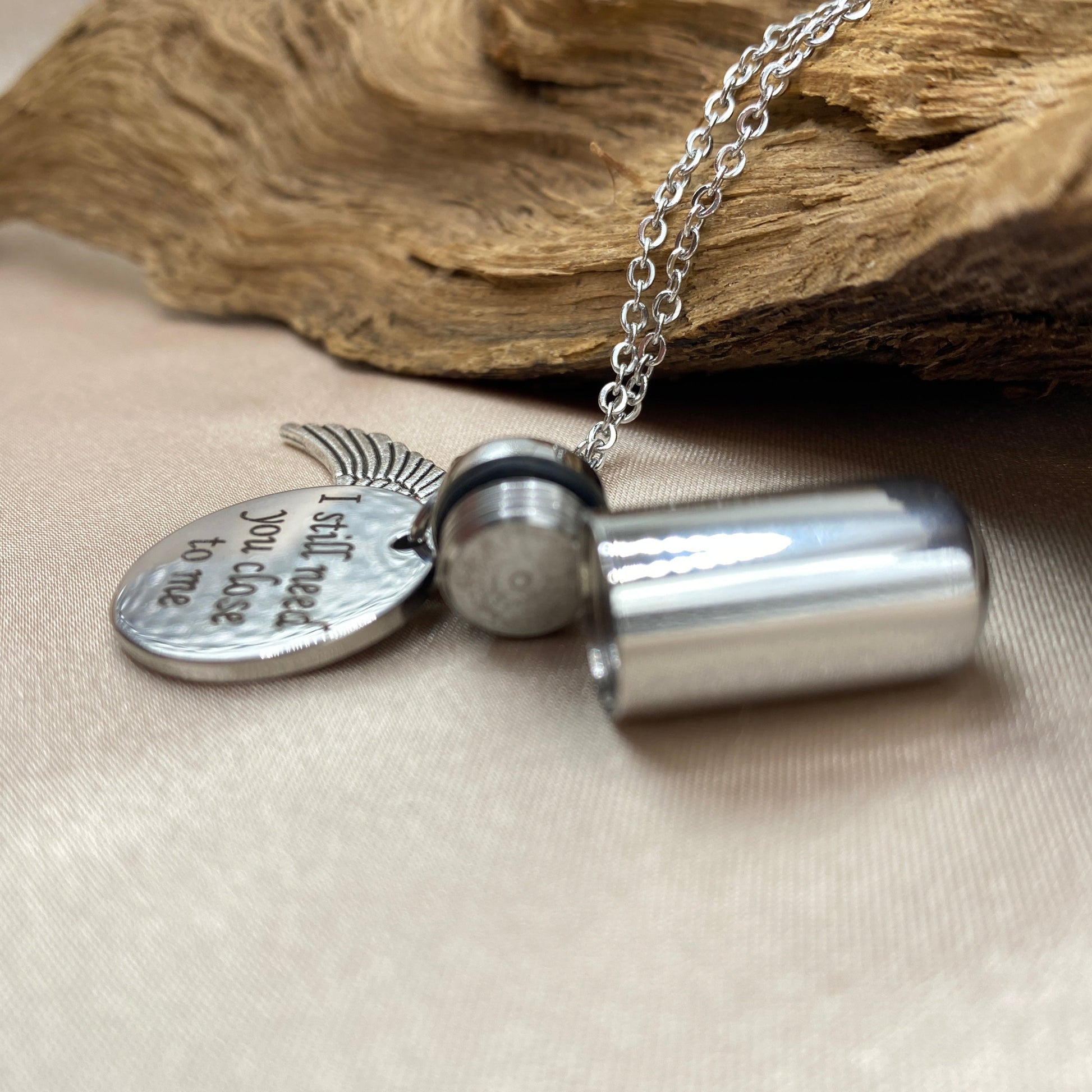 Openable cremation necklace for ashes