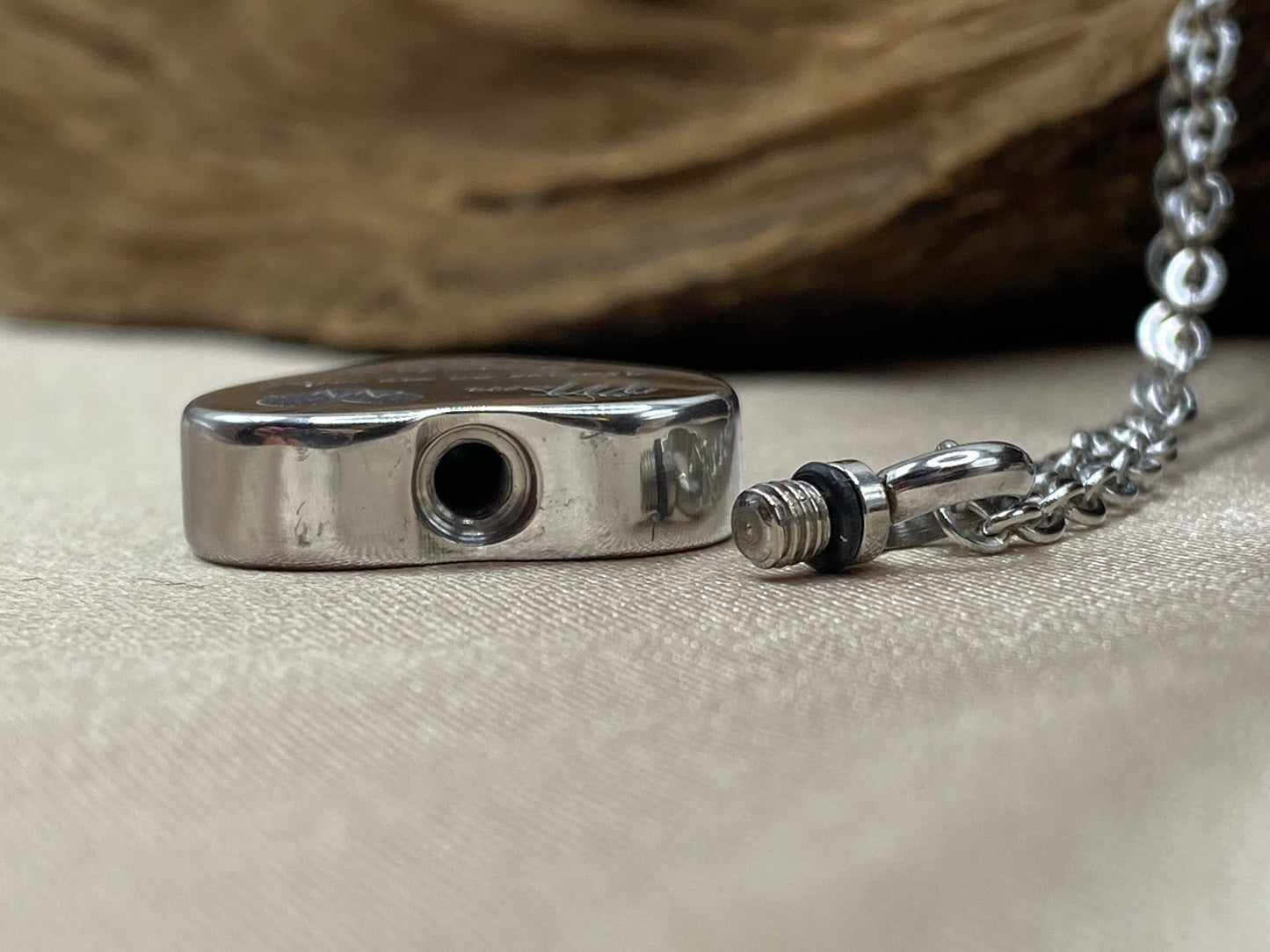 Openable cremation pendant for ashes