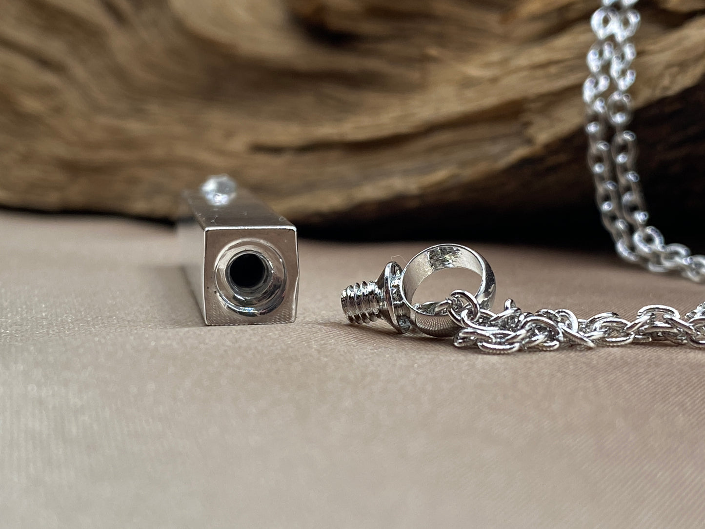 Openable cremation pendant for ashes