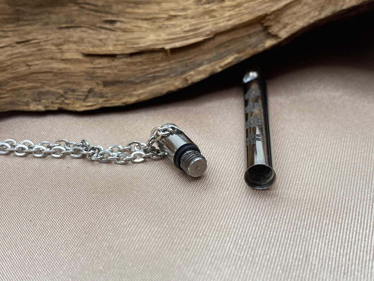Openable cremation pendant to hold ashes
