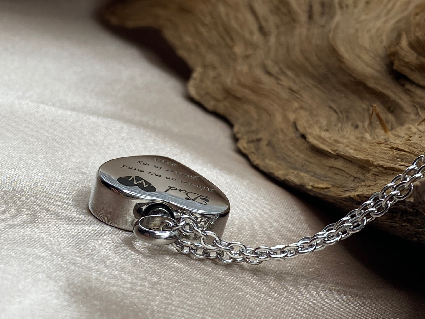Cremation urn pendant for ashes