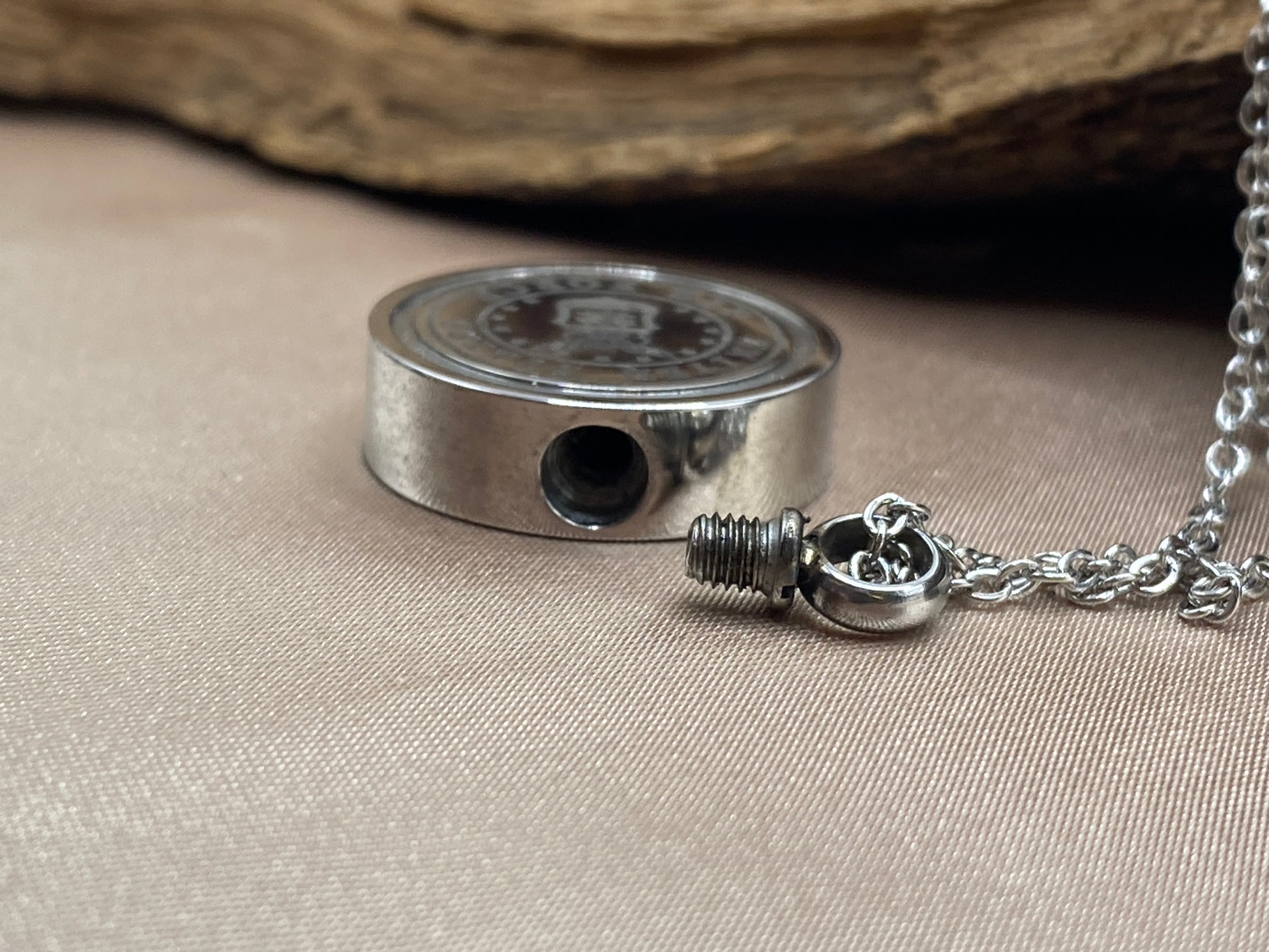 Twists open to hold cremation ashes