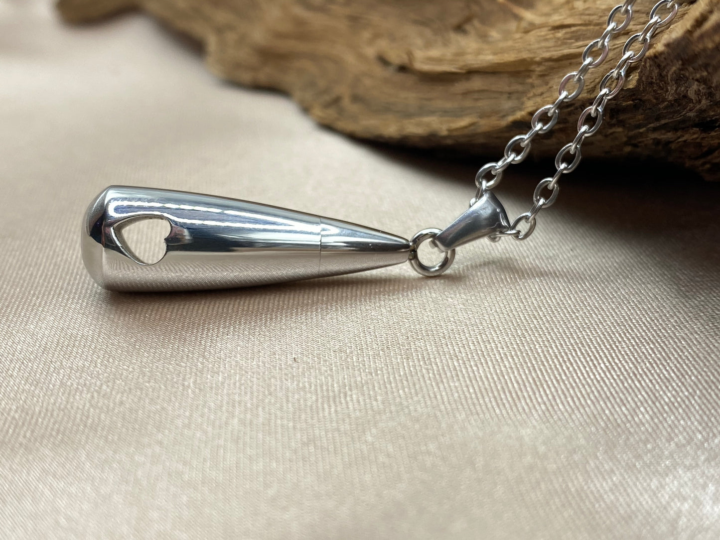 Cremation memorial necklace for ashes