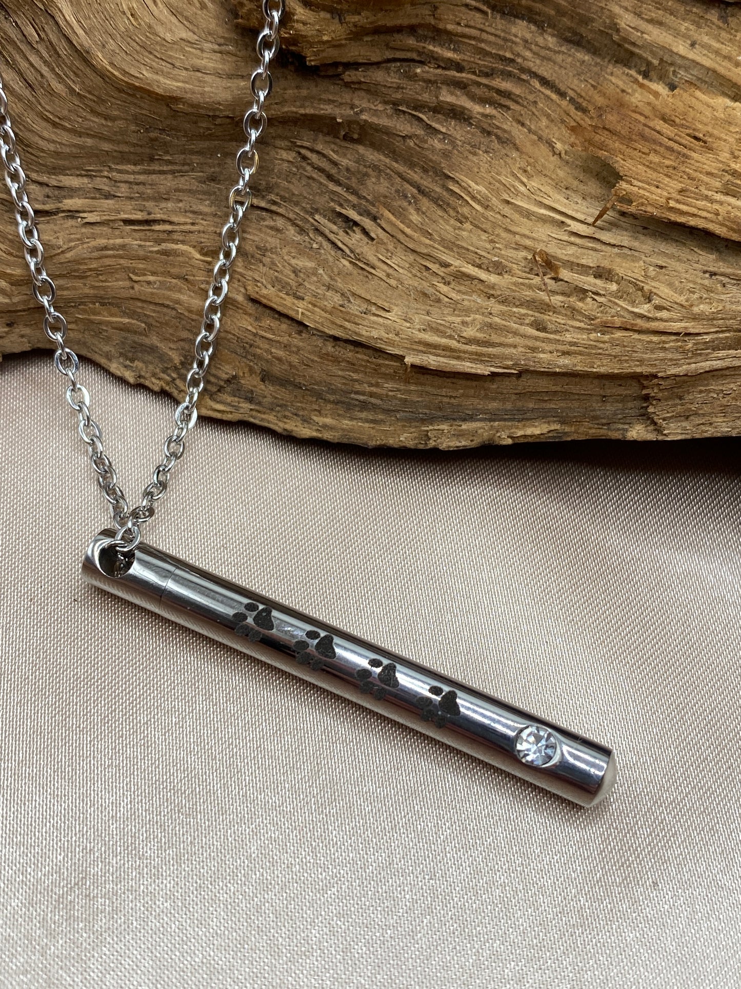 Cremation jewelry necklace for pet ashes
