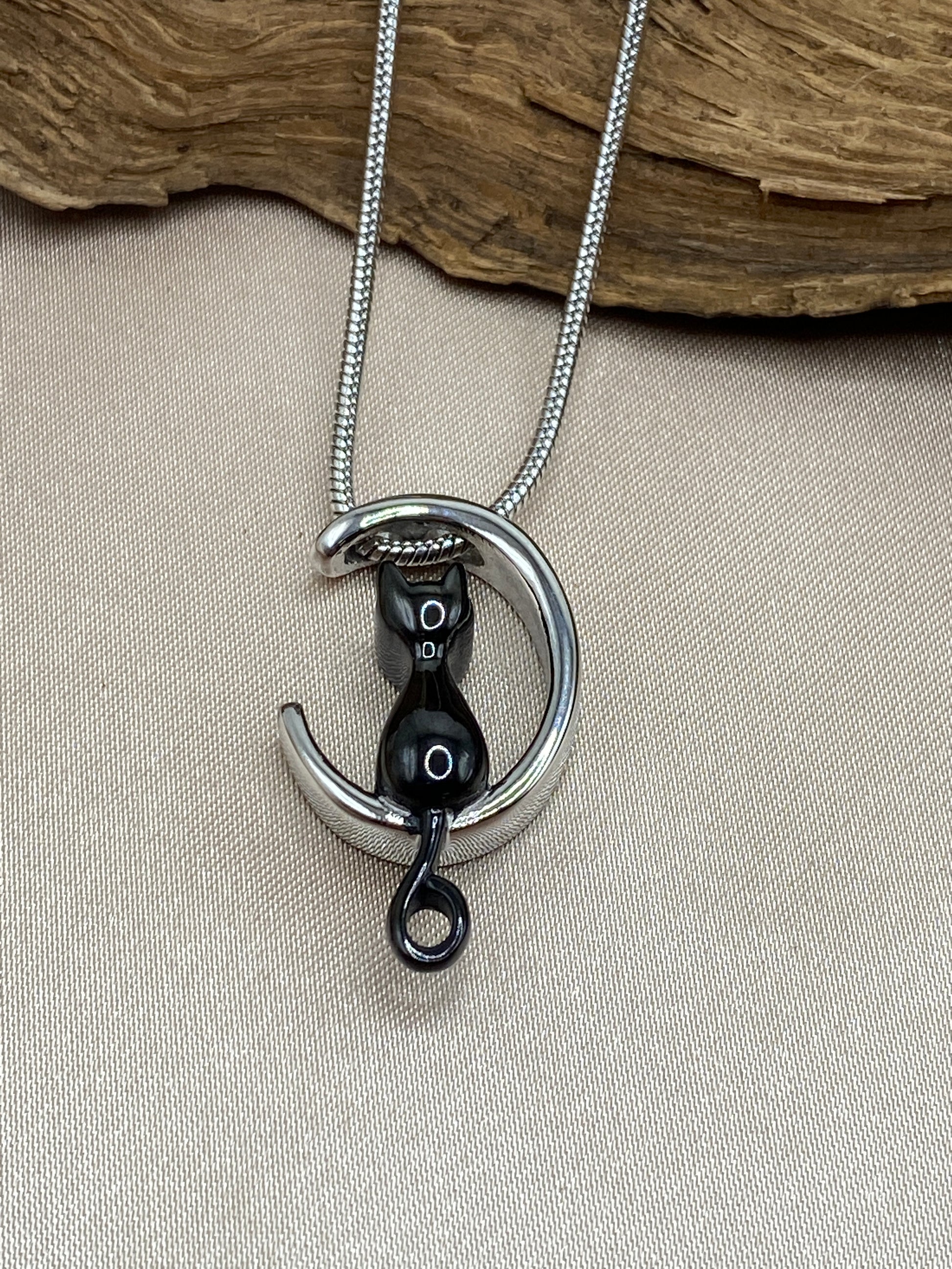 Cremation memorial pendant for pet ashes