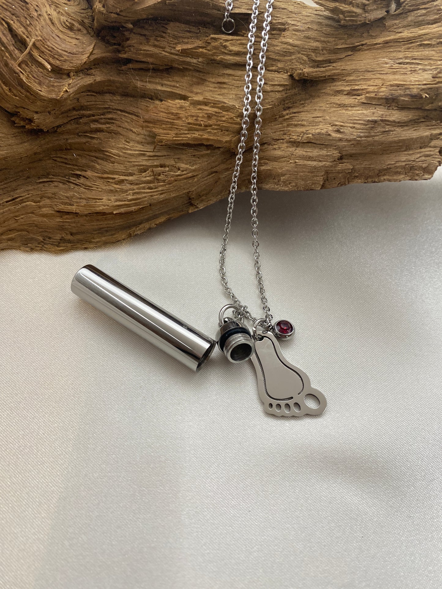 Cremation pendant necklace for ashes