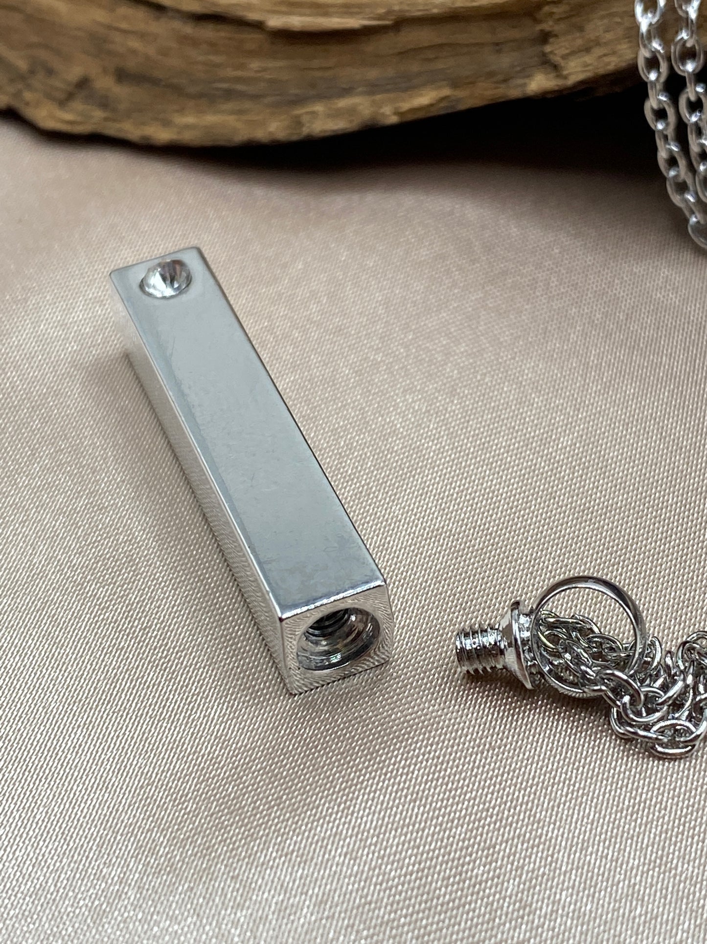 Openable cremation necklace pendant for ashes