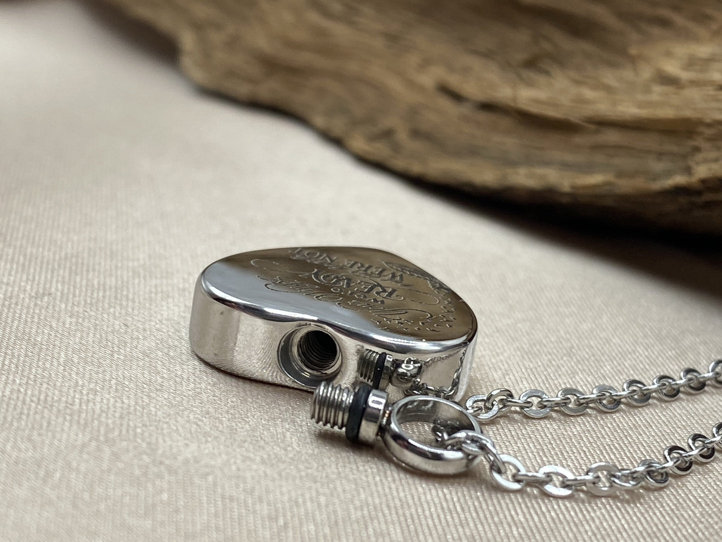 Openable cremation heart necklace for human and pet ashes