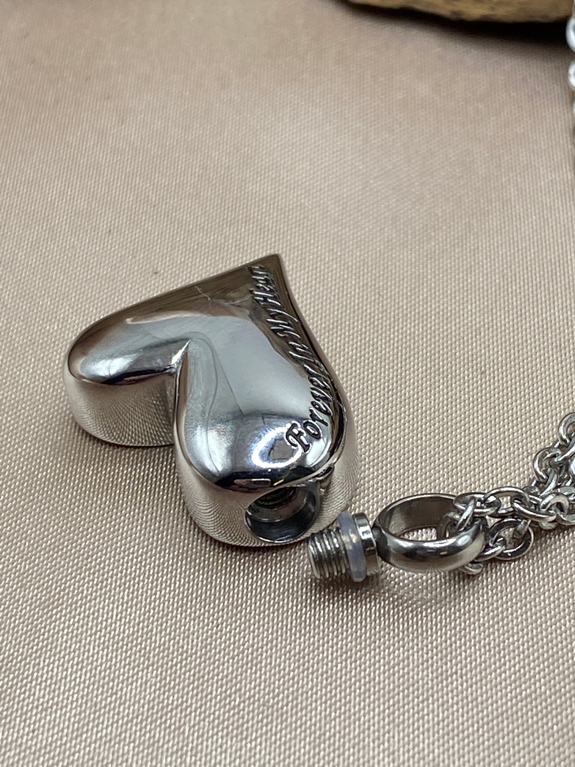 Openable cremation heart for ashes