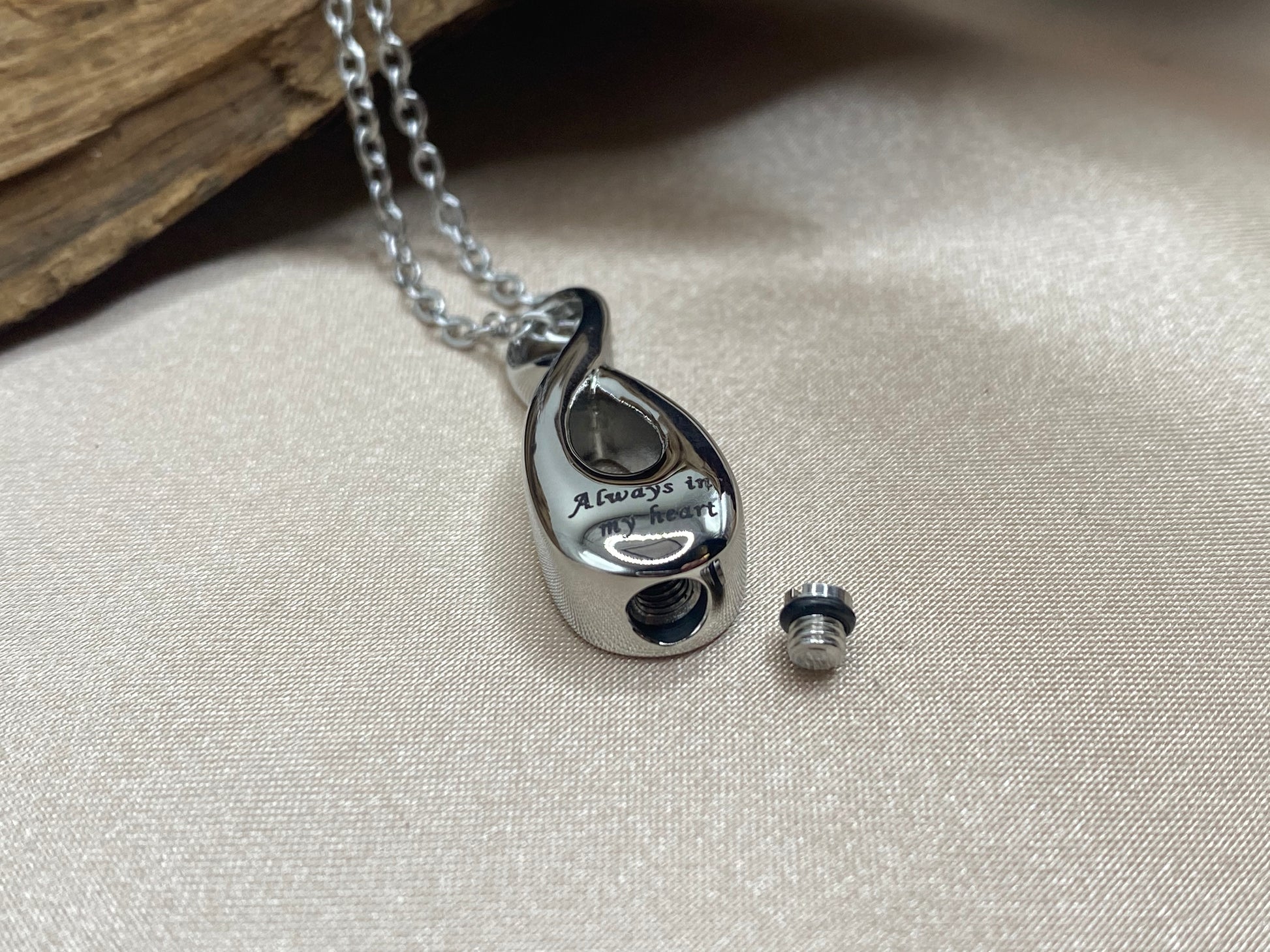 Holds human or pet ashes