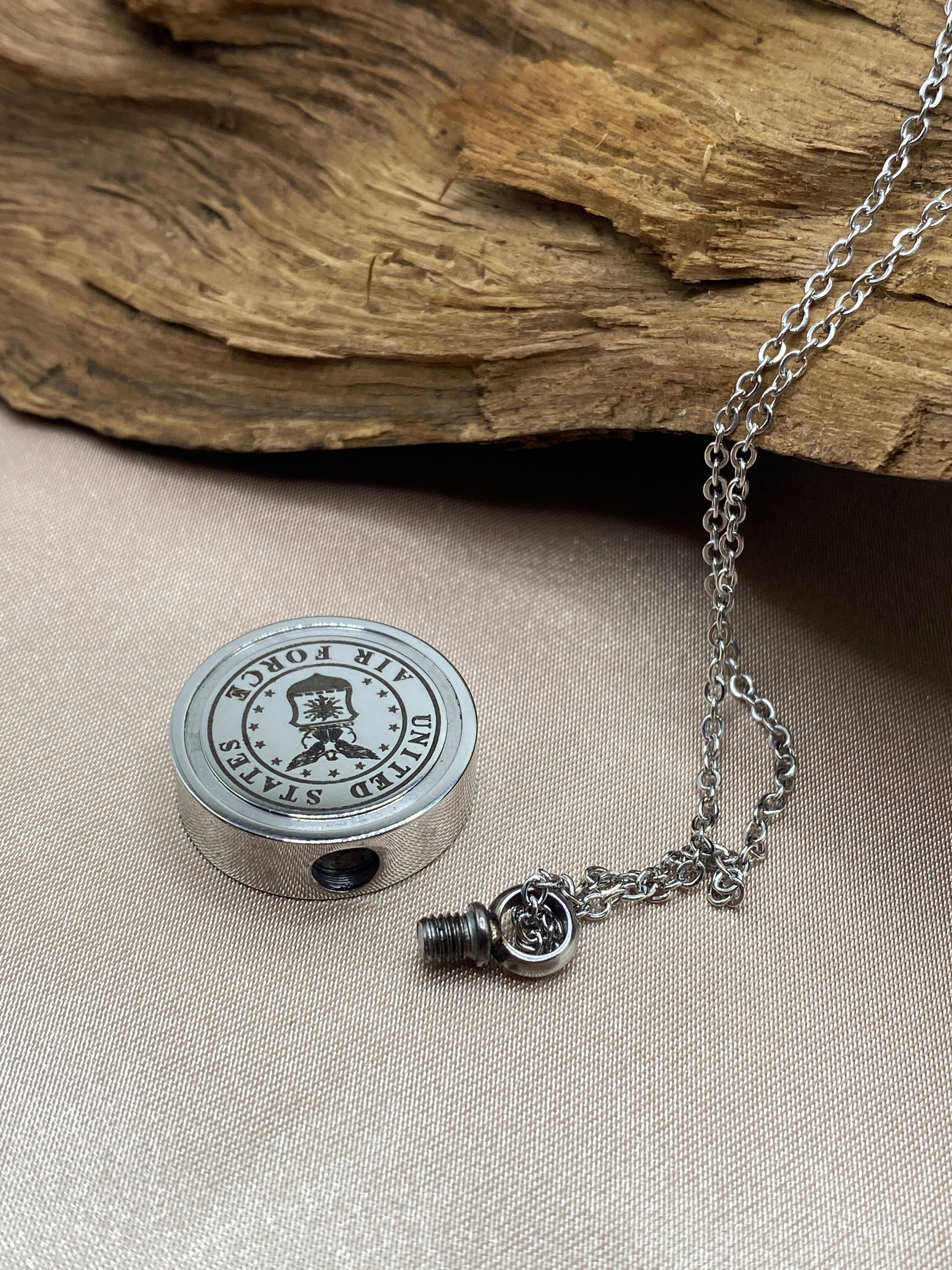 Openable cremation urn pendant for ashes