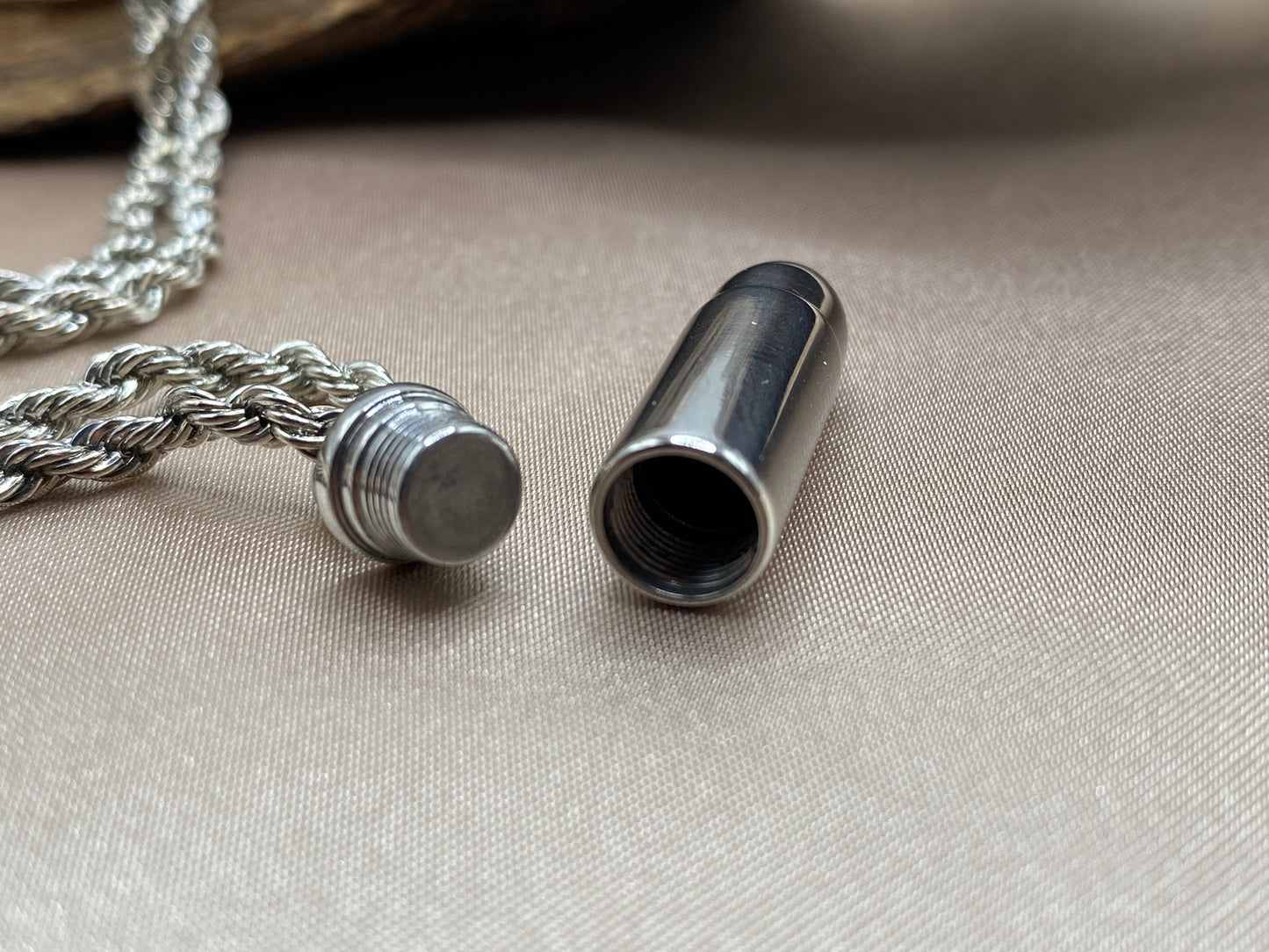 Openable cremation pendant for ashes