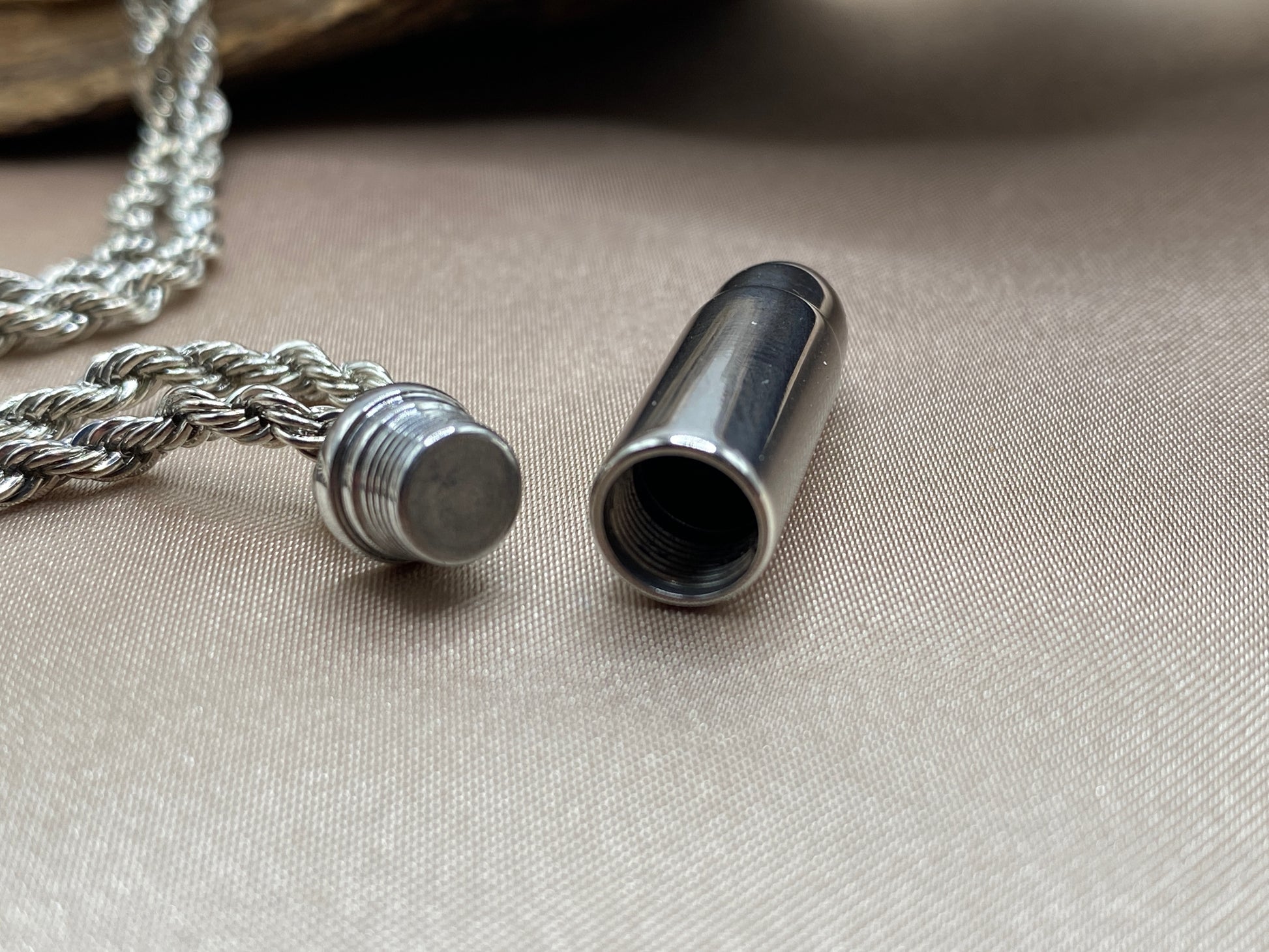 Openable cremation pendant for ashes