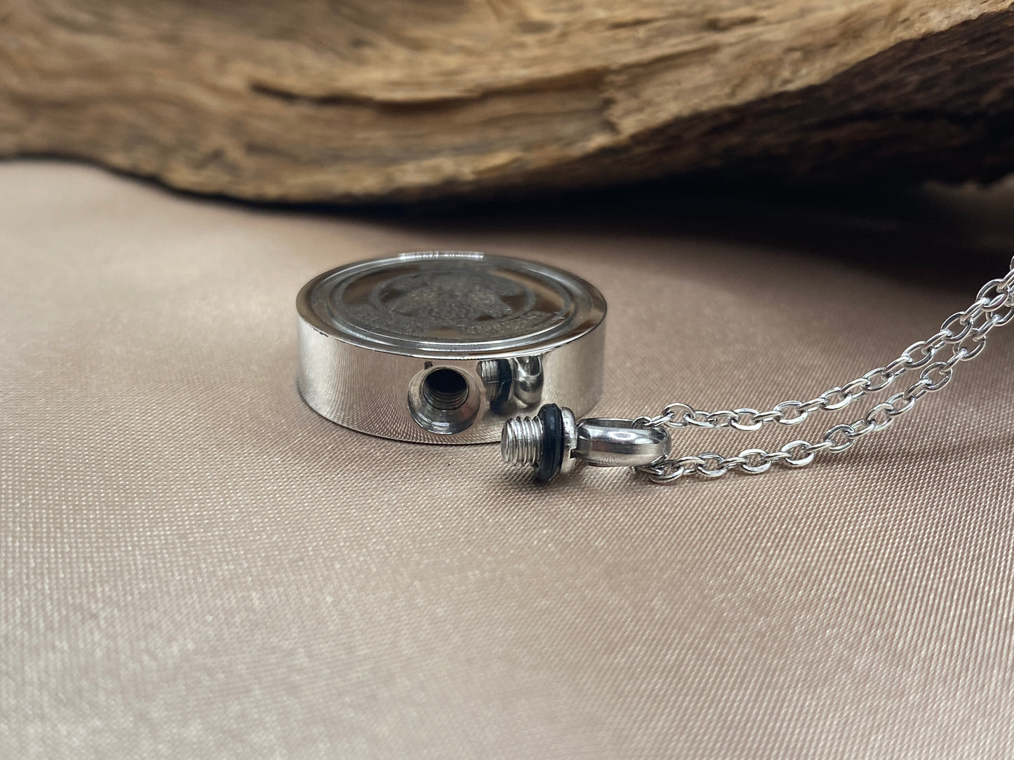 Openable cremation pendant for ashes