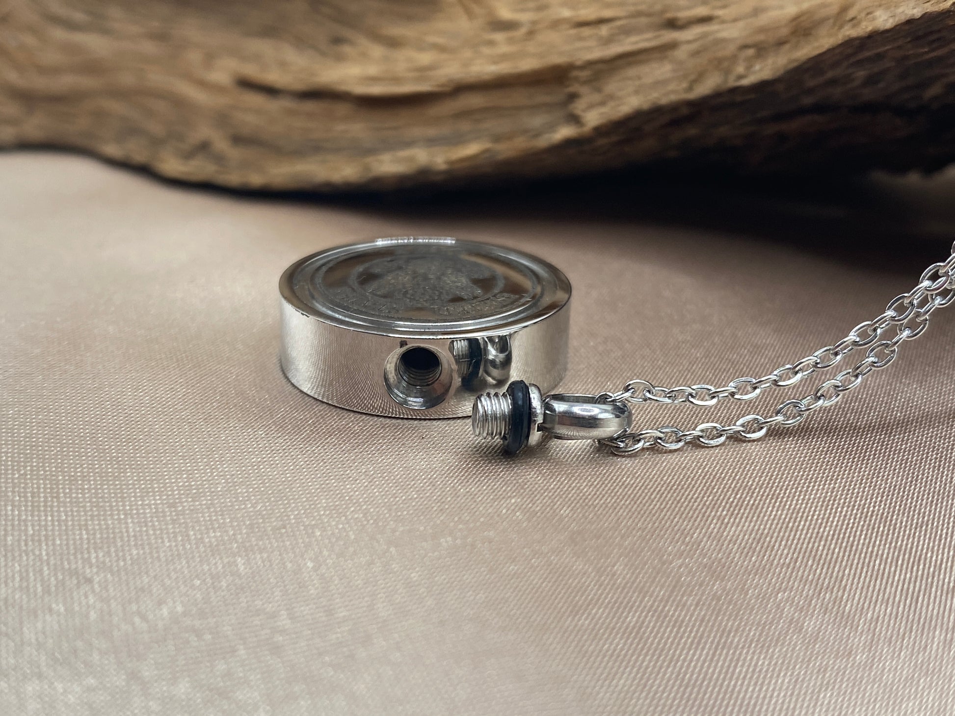 Openable cremation pendant for ashes