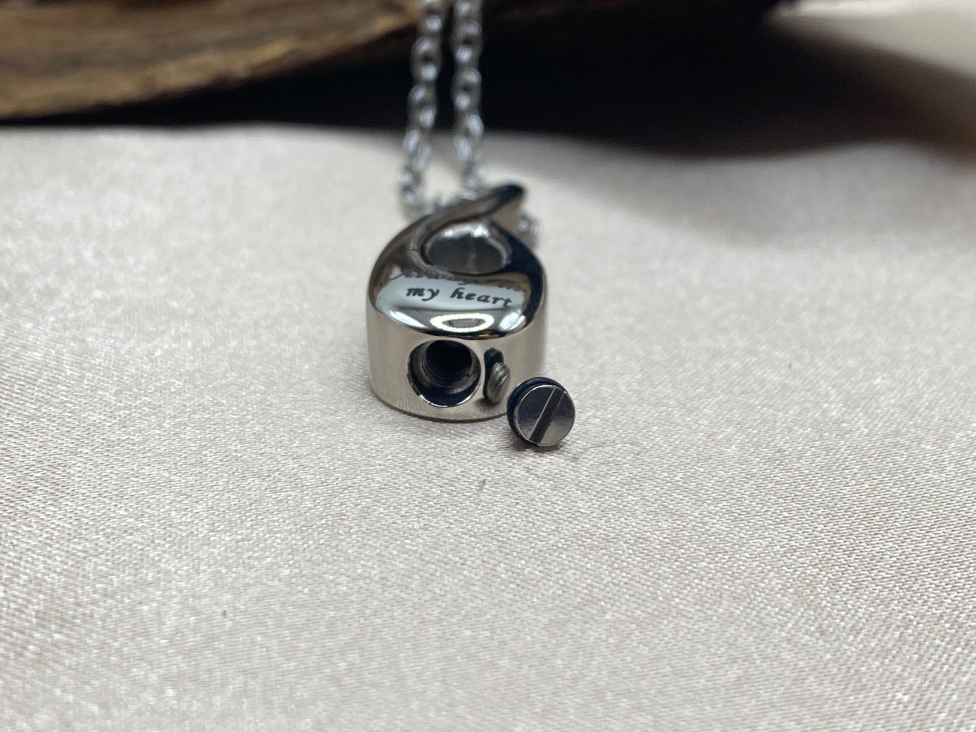Openable for human or pet ashes