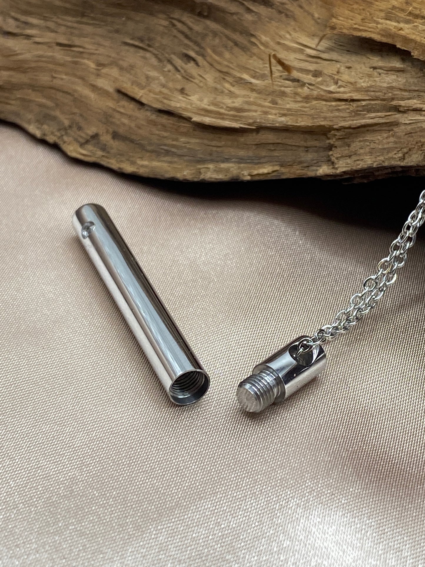 Opens up to hold human or pet ashes