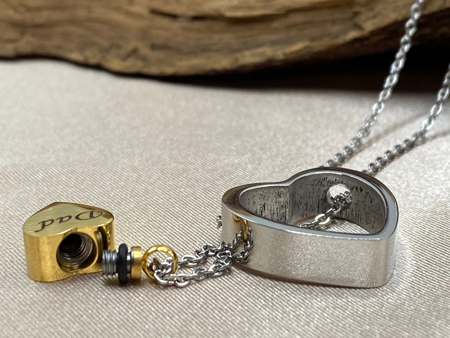 Openable cremation pendant for ashes