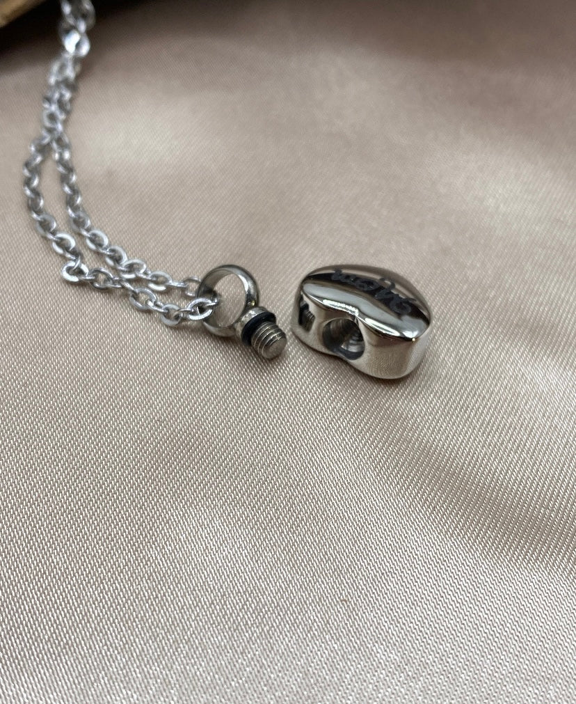 Small Heart Urn Keychain – Engraved "Mom" Memorial Keepsake for Ashes