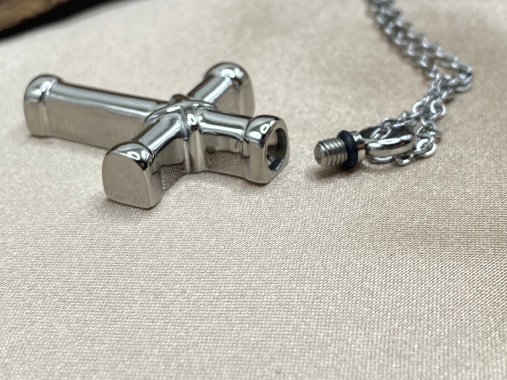 Opens up to hold human and pet ashes