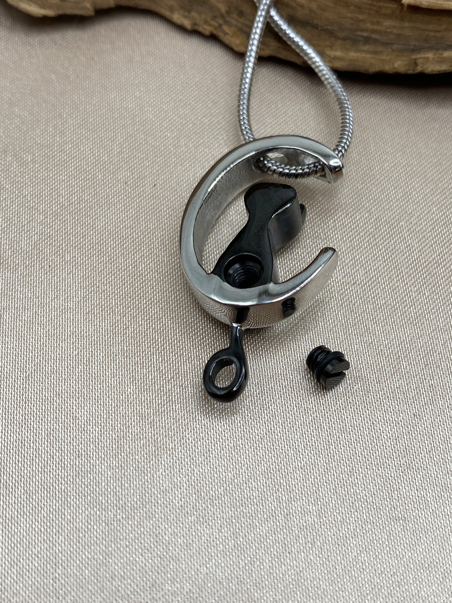 Comes with snake chain