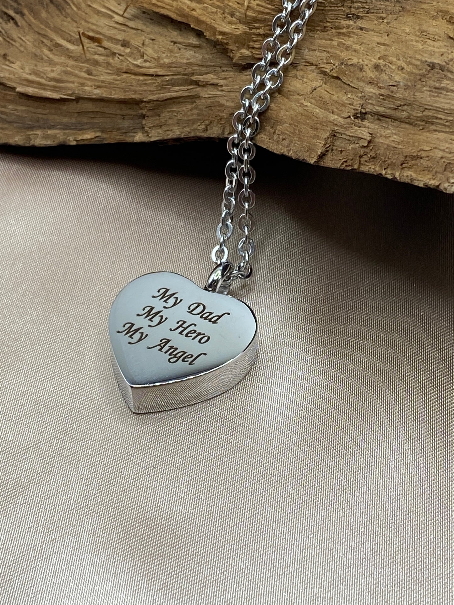 Cremation urn pendant and chain