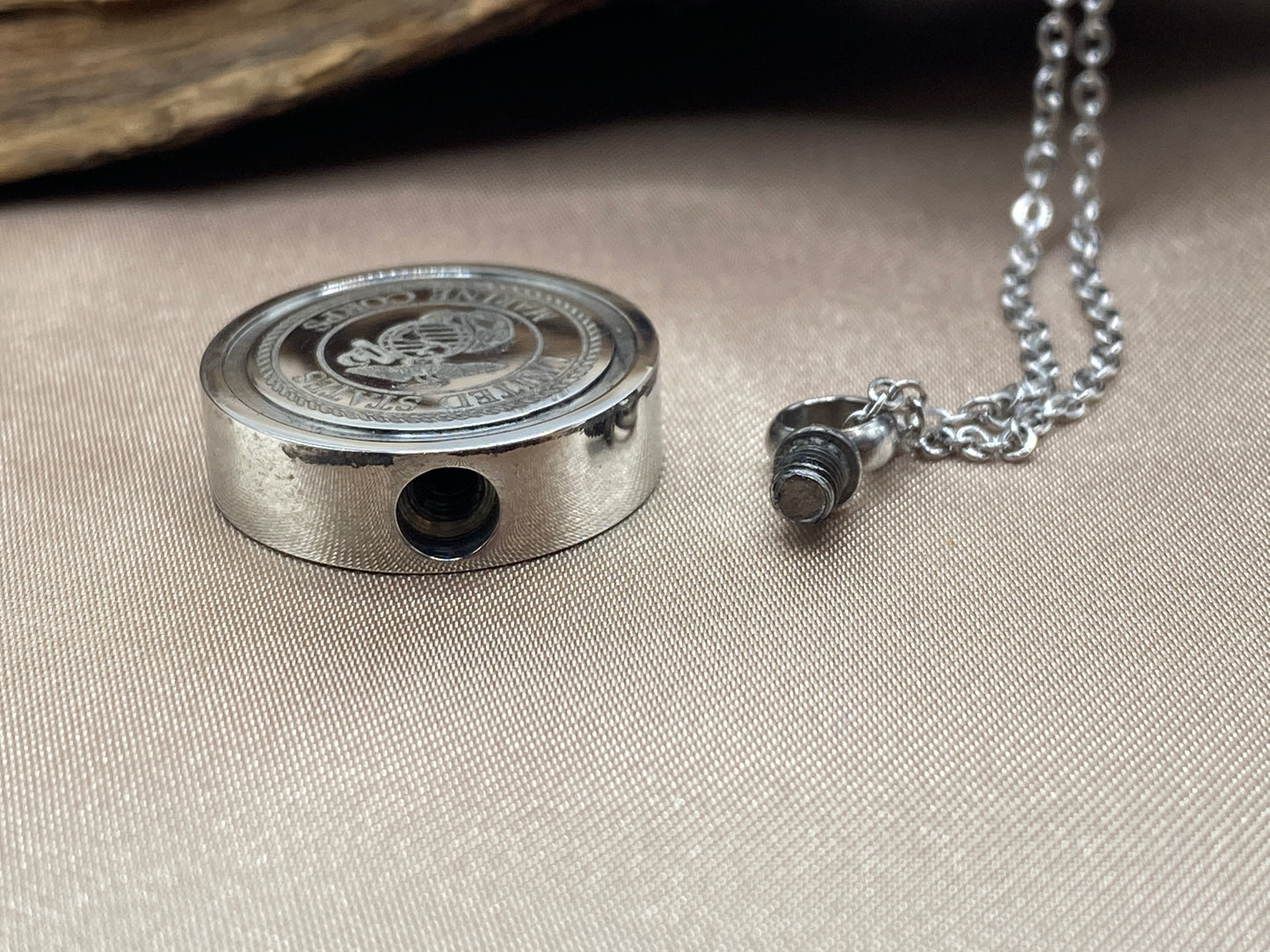 Openable cremation pendant necklace