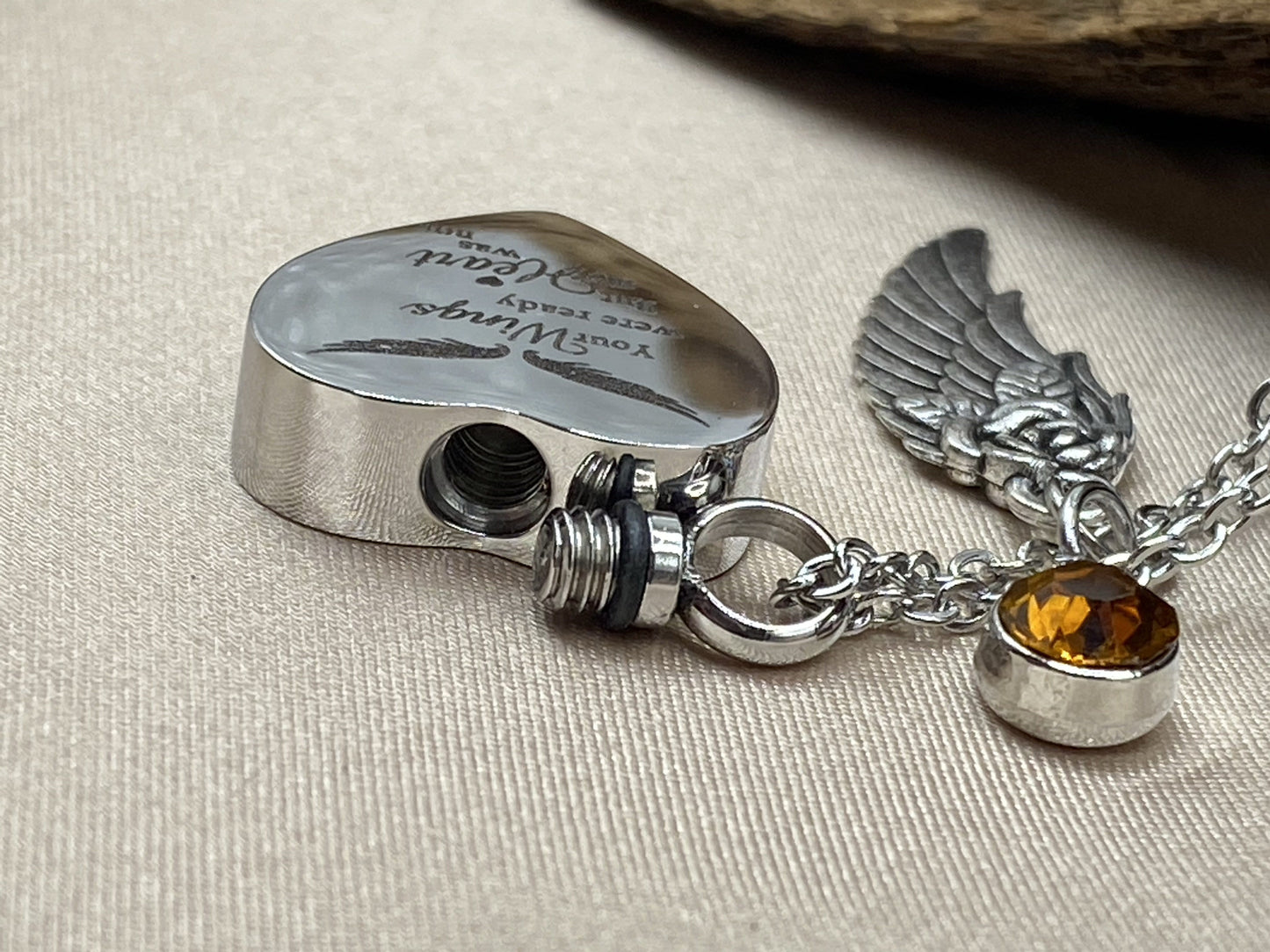 Openable cremation pendant holds ashes