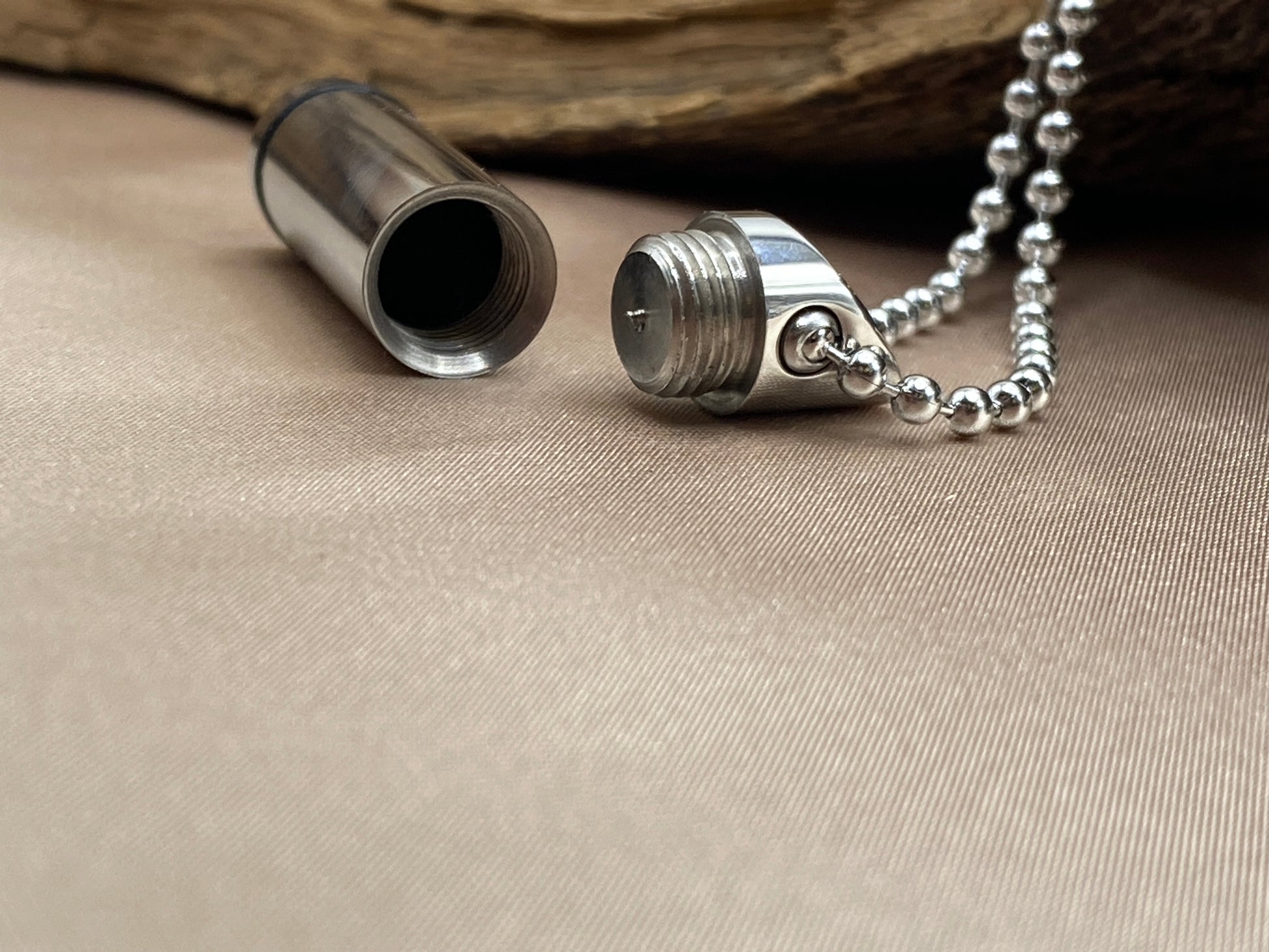 Openable cremation pendant to hold human or pet ashes