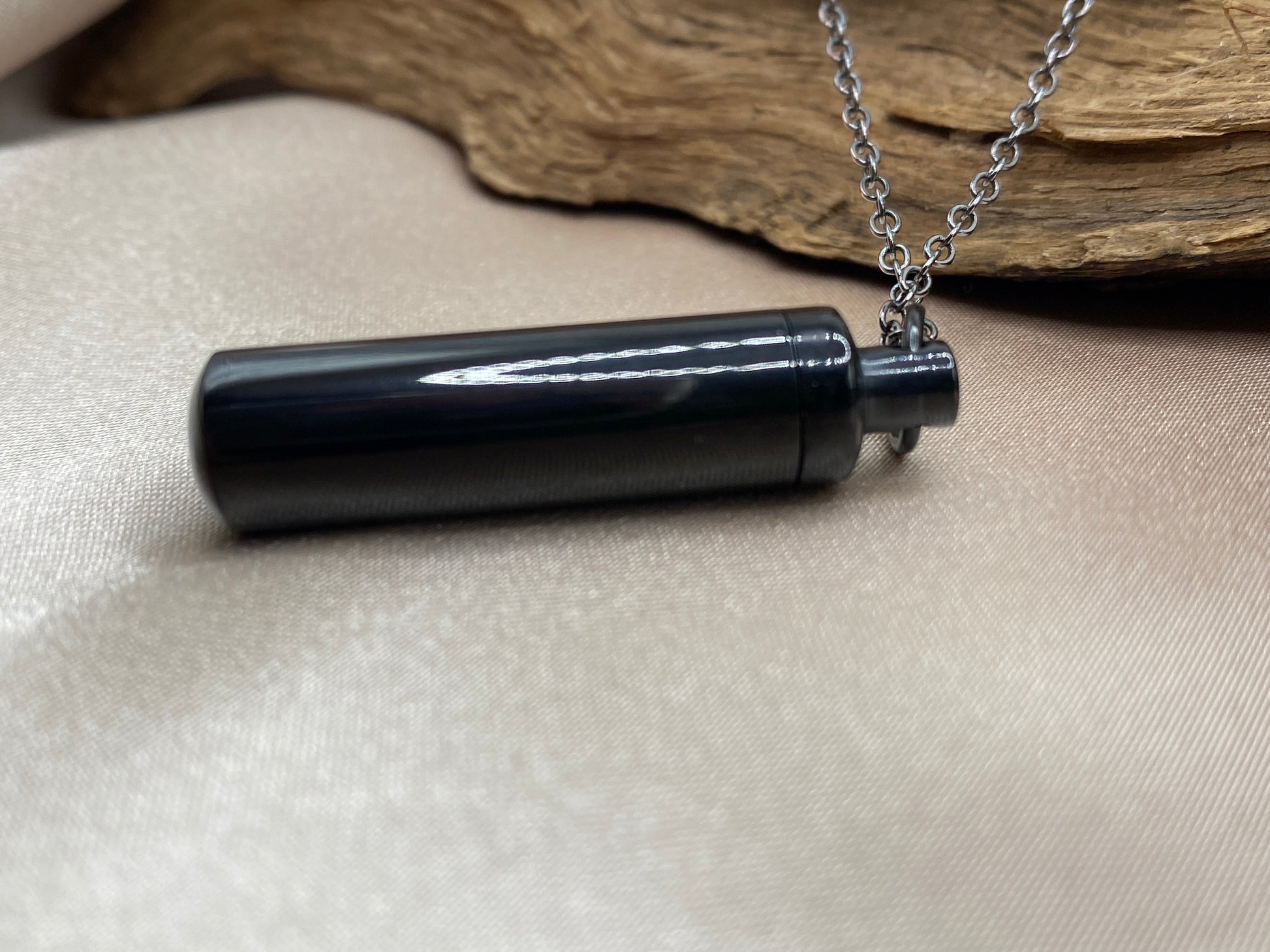 Cremation cylinder pendant for ashes