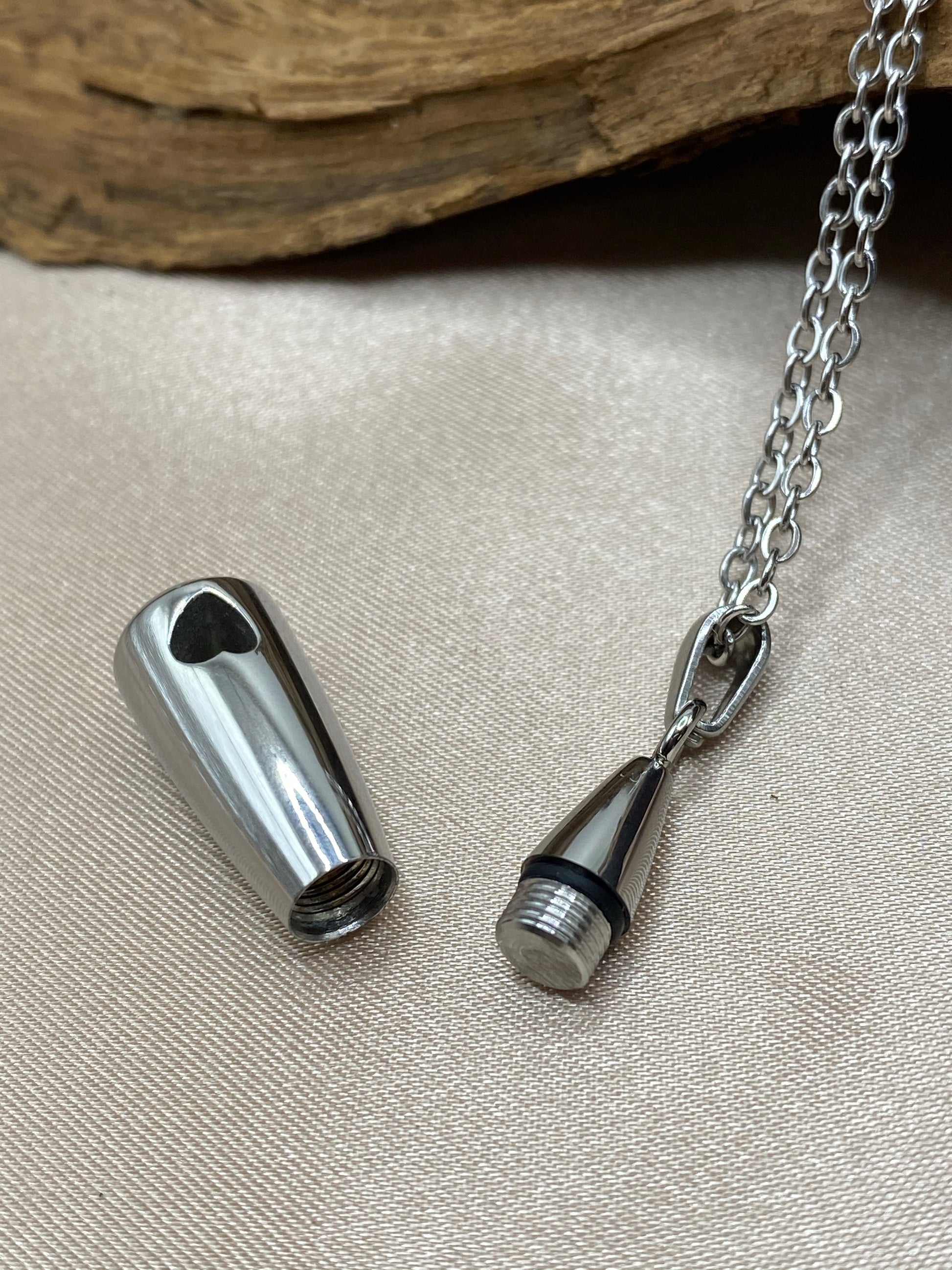 Openable cremation necklace for ashes