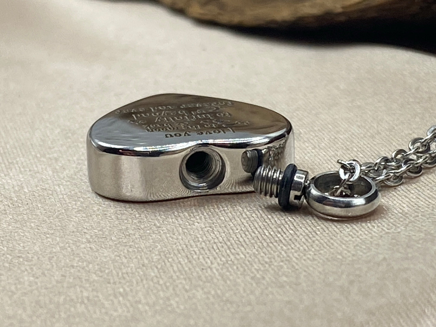 Openable cremation pendant